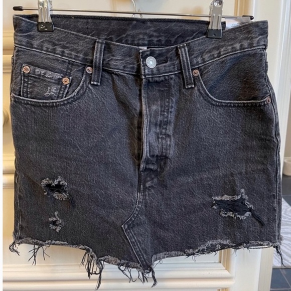Levi’s black skirt - Picture 2 of 2